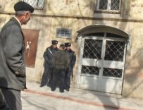 Police officers stand outside the Court For Serious Crimes in Baku, where the closed-door trial is taking place (Turan)