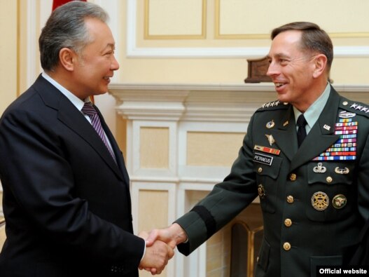 Kyrgyz President Kurmanbek Bakiev (left) meets with the head of the U.S. Central Command, General David Petraeus, in Bishkek today.