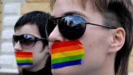 Две лесбиянки заклеили свои рты в знак молчаливого протеста в Кишиневе в 2007 году.