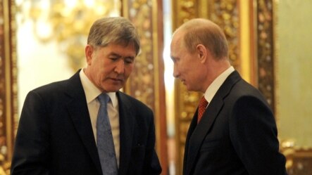 Кыргыз президенти Алмазбек Атамбаев менен орус президенти Владимир Путин Москвадагы ЖККУнун саммитинде, 16-май.