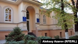 Вход в популярную детскую библиотеку имени Сапаргали Бегалина в Алматы.