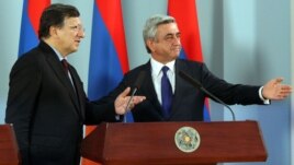Armenia - President Serzh Sarkisian (R) and European Commission President José Manuel Barroso at a news conference in Yerevan, 1Dec2012.