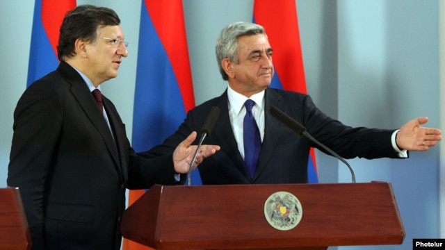 Armenia - President Serzh Sarkisian (R) and European Commission President José Manuel Barroso at a news conference in Yerevan, 1Dec2012.