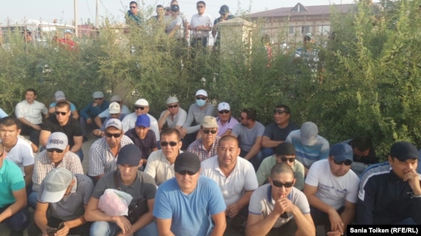 Рабочие нефтесервисной компании «Бургылау», отказавшиеся выйти на работу и выдвинувшие свои требования. Жанаозен, 28 июля 2016 года.