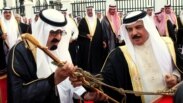 Bahreýniň patyşasy Hamad bin Issa al-Halifa (sagda) Saud Arabystanynyň patyşasy Abdullah bin Abdul Aziz al-Saud bilen Manamada, 2012-nji ýylyň 18-nji apreli.