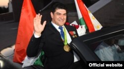 Олимпийского чемпиона Дилшода Назарова везут на кабриолете во время встречи в Душанбе. 26 августа 2016 года.