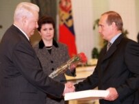 Boris Yeltsin thanks Vladimir Putin for his services (ITAR-TASS)