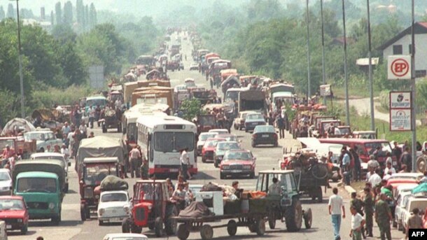 Konvoj Srba izbjeglih tokom akcije "Oluja" na ulazu u Banju Luku, 7. kolovoz 1995. godine