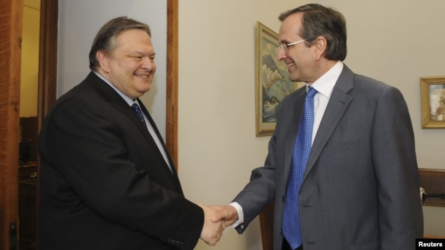 New Democracy leader Samaras (right) shaking hands with Pasok leader Venizelos (file photo)