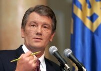 Viktor Yushchenko announcing his endorsement of Yanukovych on August 3 (epa)
