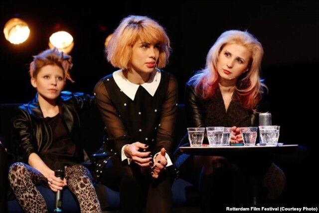 Саша из группы Jack Wood, Надежда Толоконникова и Мария Алехина выступают в Роттердаме