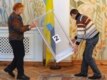 Članovi izborne komisije pripremaju glasačka mesta