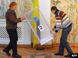 Члены избирательной комиссии ставят на пол урну для голосования. Киев, 6 февраля 2010 года.