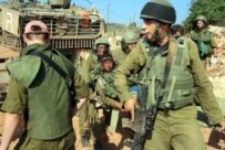 Israeli soldiers carry a wounded colleague injured in fighting on July 24 near Beit Jbeil (epa)