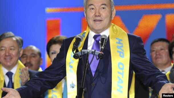 Президент Казахстана Нурсултан Назарбаев (в центре) на форуме основанной им партии "Нур Отан". Крайний слева — Нурлан Нигматулин, в то время первый заместитель председателя президентской партии. Астана, 16 января 2012 года.