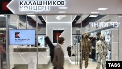 Шереметьево халықаралық әуежайы маңынан «Калашников» концерні ашқан дүкеннің алдынан өтіп бара жатқан адам. Мәскеу, 18 тамыз 2016 жыл.