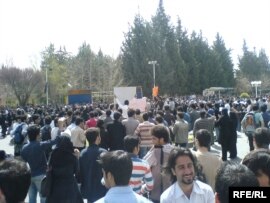 دانشجویان دانشگاه شیراز پس از نه روز تحصن به طور مشروط به تحصن خود خاتمه دادند.