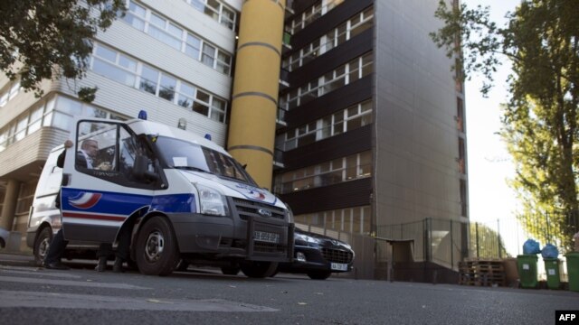 Policijsko obezbeđenje ispred grade satiričnog lista Charlie Hebdo u Parizu