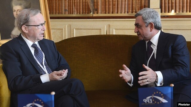 Belgium - European People's Party President Wilfried Martens (L) meets with Armenian President Serzh Sarkisian in Brussels, 14Mar2013.