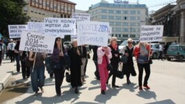 Членки на организациите на жени на НСДП и СДСМ протестираат против Владата и проектот „ Скопје 2014“ откако на градилиштaтa загинаа двајца работници.