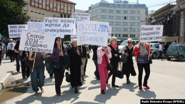 Членки на организациите на жени на НСДП и СДСМ протестираат против Владата и проектот „ Скопје 2014“ откако на градилиштaтa загинаа двајца работници.