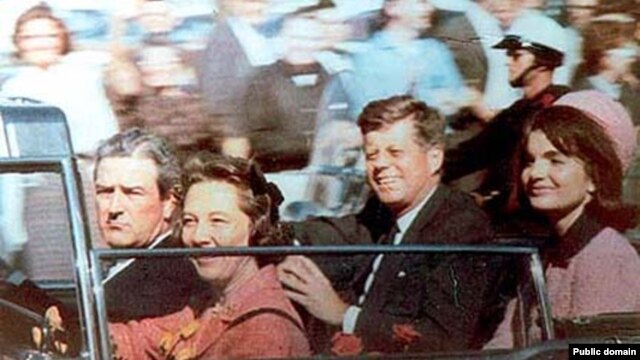 Američki predsjednik John F. Kennedy sa suprugom neposredno prije atentata, Dallas, 22. novembar 1963. 