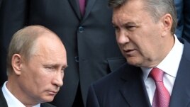 Ресей президенті Владимир Путин (сол жақта) мен Украина президенті Виктор Янукович. Киев, 27 шілде 2013 жыл.