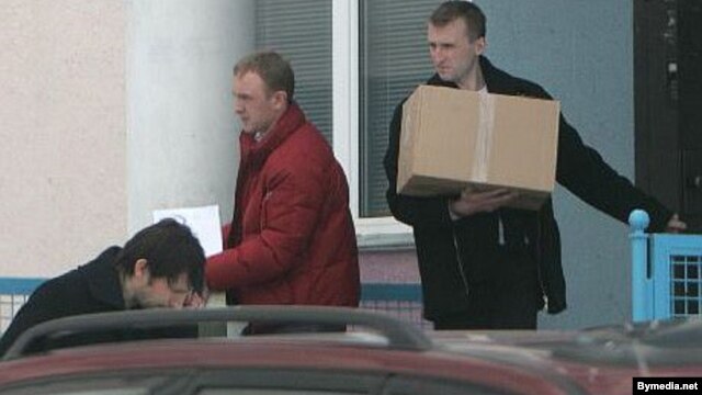 Police seize computers and other materials from Radio Racyja's offices in Minsk. 