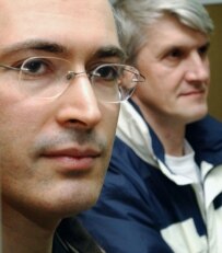 Khodorkovsky (left) and Lebedev in court in April 2005 (file photo) (ITAR-TASS)