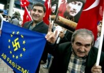 Nationalist demonstrators at the trial of another Turkish writer accused of insulting 'Turkishness' (epa)