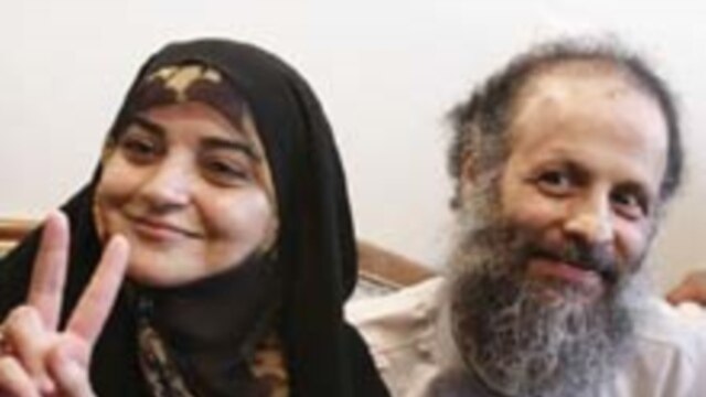 Ganji and his wife after his release from prison on March 18 (Fars)