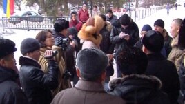 Ерсай компаниясының жұмыстан қуылған жұмысшалыры наразылық шарасында. Орал, 11 қаңтар 2012 жыл.
