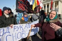 An elderly woman who supports Belarusian President Lukashenka argues with members of the opposition protesting election results, Minsk, March 23 (epa)