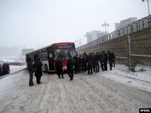Avtobuslar hərəsi bir tərəfə sürüşüb düşüb
