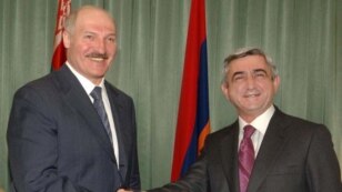 Belarus President Alyaksandar Lukashenka (left) and his Armenian counterpart Serzh Sarkisian (file photo)