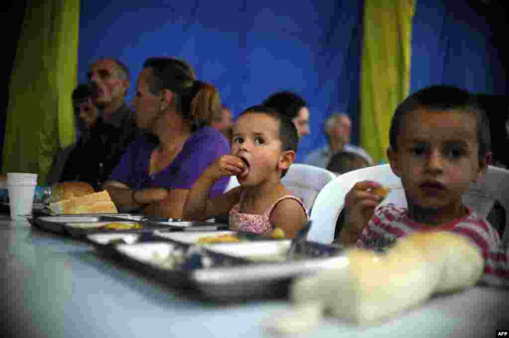 Children in Pristina share an iftar dinner.