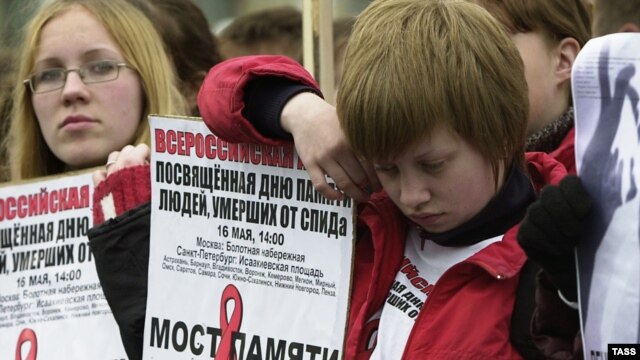 A rally commemorates AIDS victims in St. Petersburg.