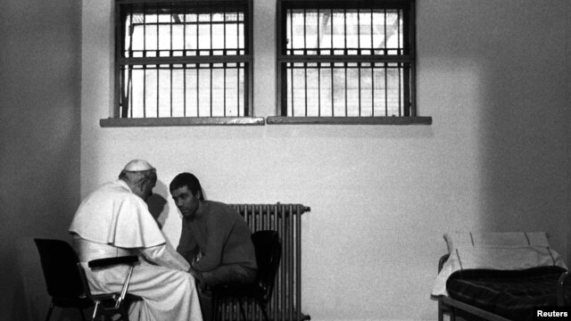 Papa Ivan Pavo II posjetio je u zatvoru Ahmet Ali Agca, koji je pucao na njega, 1983. 