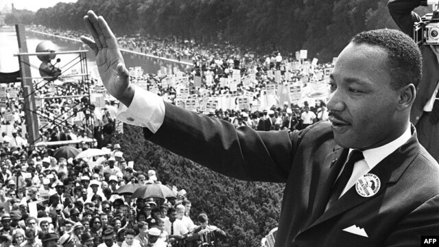 Martin Luther King ispred Lincolnovog memorijalnog centra, Washington, 28. august 1963.  