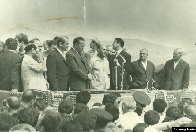 Ağstafa dəryaçasının açılışında Hüseyn Arif çıxış edir. Solunda Heydər Əliyev