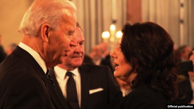Joe Biden dhe Atifete Jahjaga gjatë Konferencës në Munih.