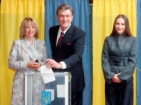President Yushchenko, flanked by his wife and daughter, votes today in Kyiv (AFP)
