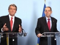 EU foreign policy chief Javier Solana (right) and Ukrainian President Viktor Yushchenko (file photo) (epa)