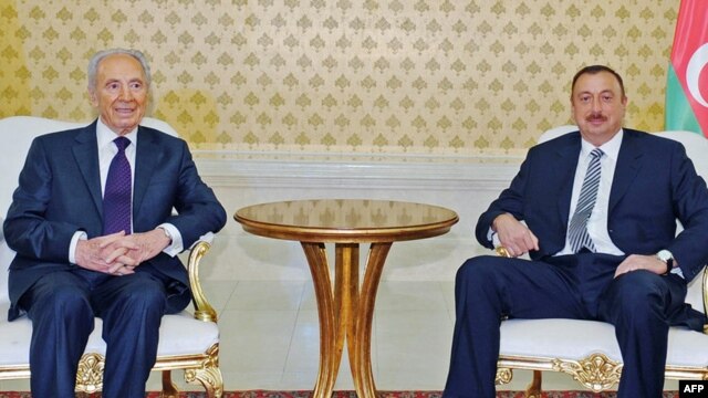 Israeli President Shimon Peres (left) and his Azerbaijani counterpart, Ilham Aliyev, in Baku on June 28, 2009