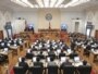 (Сүрөттө: Кыргыз парламентинин жыйыны, 19.02.09)Айрым талдоочулар артында "калбыры барлар" депутат болуп келип өзүн коргогон учурлары буга чейин деле болуп келгенин айтышууда.