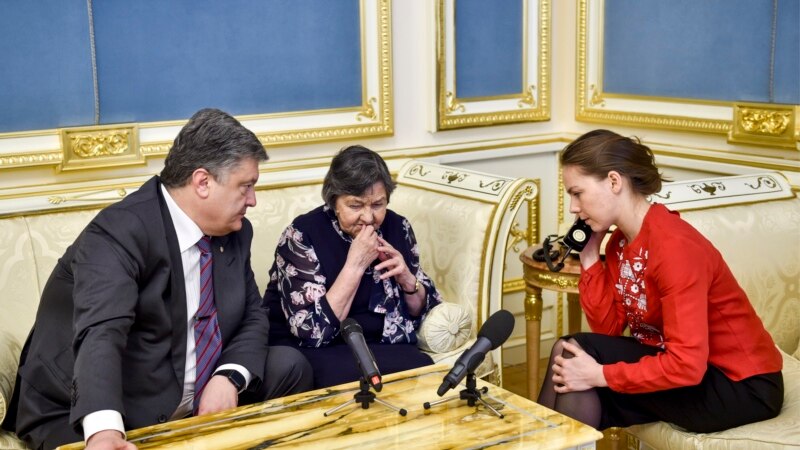 Савченко прекратила голодовку после разговора с Порошенко