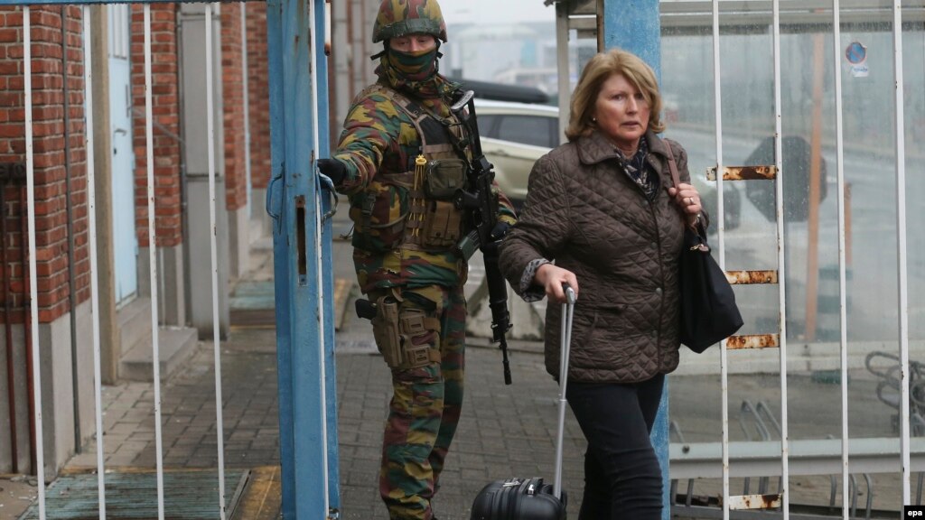 Солдат выпроваживает пассажирку из гостиницы аэропорта- на следующий день после взрывов 22 марта
