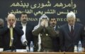 یاسر عرفات(وسط) رییس سابق تشکیلات خودگردان فلسطینی، محمود عباس(راست)رییس فعلی تشکیلات خودگردان و احمد قریع(چپ) آخرین نخست وزیر وقت تشکیلات خودگردان فلسطین در زمان عرفات، در صحنه ای از پارلمان فلسطین.