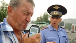 A Russian police officer checks to see if a driver is drunk. (file photo)