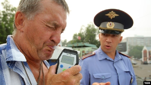 A Russian police officer checks to see if a driver is drunk. (file photo)
